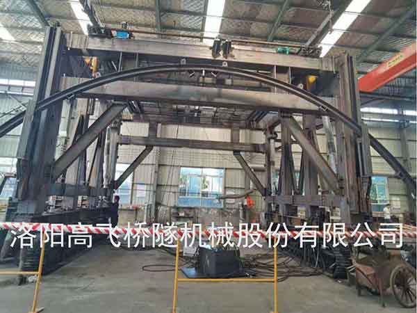 拱架安裝臺車